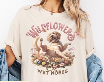 Maglietta vintage Goldendoodle Comfort Colors, maglietta con fiori di campo e nasi bagnati, maglietta Cottagecore Wildflowers, regalo retrò per mamma di cane