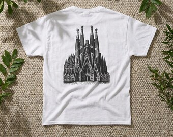 Koszulka z panoramą Barcelony | Koszulka z ilustracją Sagrada Familia | Koszulka pamiątkowa | Prezent z podróży do Hiszpanii