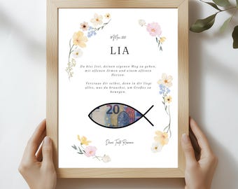 May include: A framed print with a floral design and a message about following your own path. The print includes a 20 Euro bill inside a fish shape. The text reads "Du bist frei, deinen eigenen Weg zu gehen, mit offenen Armen und einem offenen Herzen. Vertraue dir selbst, denn in dir liegt alles, was du brauchst, um Großes zu bewegen." and "Deine Tante Ramme".