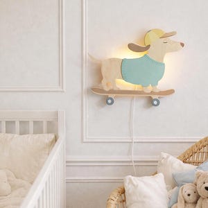 Luce notturna in legno per bambini a forma di cane - Lampada da parete per cameretta a forma di bassotto e skateboard, decorazione per la cameretta dei ragazzi