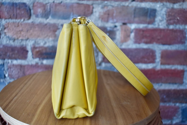 Bolso de hombro Loewe vintage en cuero amarillo vibrante imagen 6