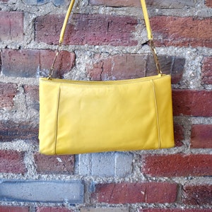 Bolso de hombro Loewe vintage en cuero amarillo vibrante imagen 5