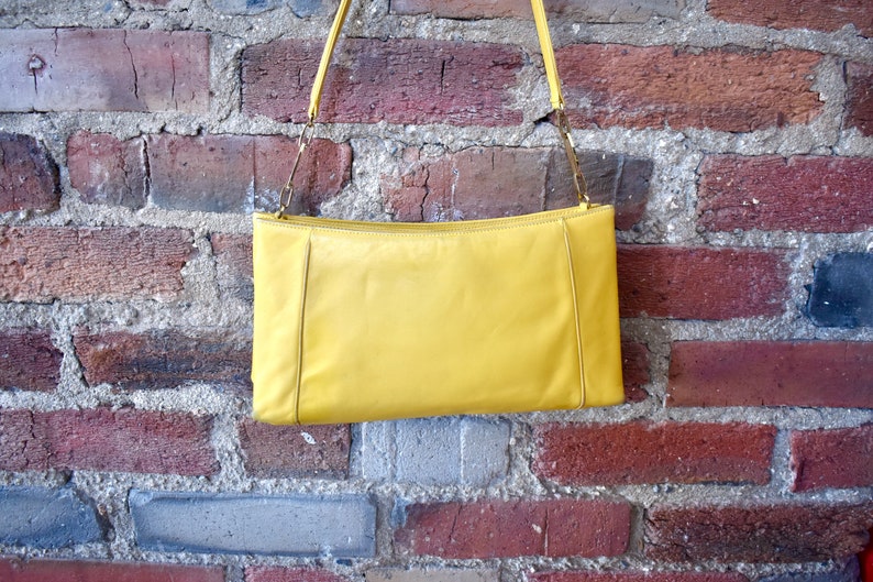 Bolso de hombro Loewe vintage en cuero amarillo vibrante imagen 5