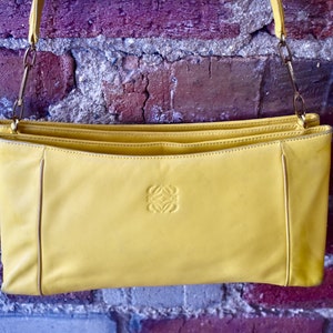 Bolso de hombro Loewe vintage en cuero amarillo vibrante imagen 4