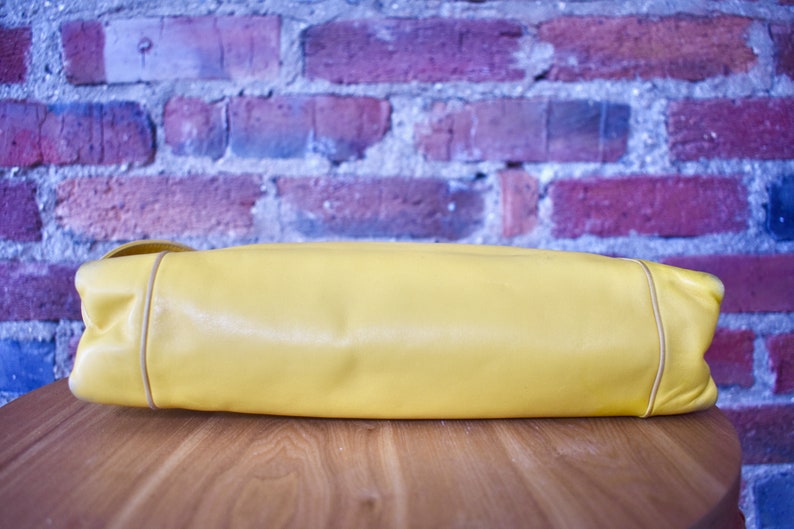 Bolso de hombro Loewe vintage en cuero amarillo vibrante imagen 7