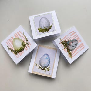 Set di 4 cartoline di auguri pasquali dipinte a mano ad acquerello - Originale, non una stampa - Elementi di muschio naturale - Collage con uovo di Pasqua e muschio
