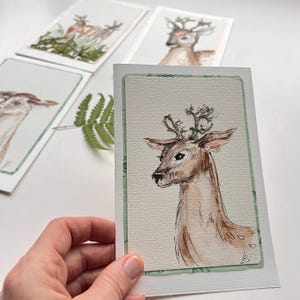 Juego de 4 postales de felicitación pintadas a mano con acuarela. Originales, no son impresiones. Elementos de musgo natural. Pintura con ciervos. Arte de animales salvajes.