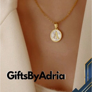 Collar con colgante de letra de concha blanca redonda de acero inoxidable Simple personalizado, adecuado para el uso diario de las mujeres