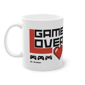 taza game lover taza unisex en mano de chica