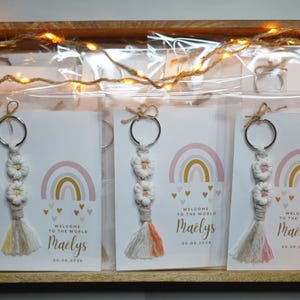 Cadeau de naissance souvenir remerciements pour proches & visiteurs, porte-clés Daisy en macramé en coton oeko-tex, avec carte personnalisé