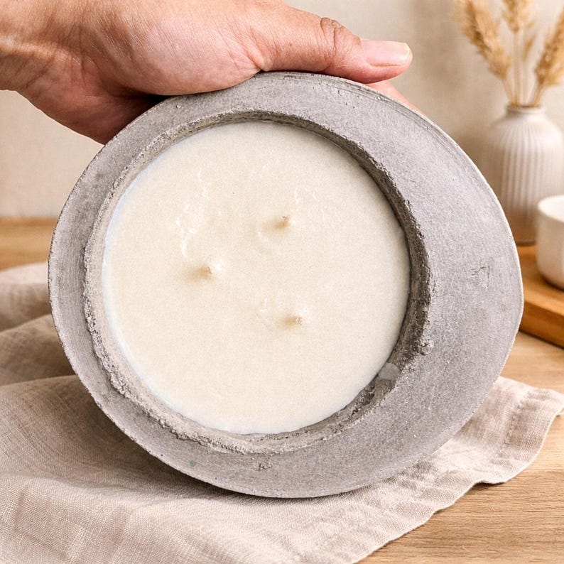 Lavendel Sojakerze in Betonschale, Minimalistisches Kerzengefäß aus Zement, Hand gegossene Duftkerze für gemütliches Zuhause Oval