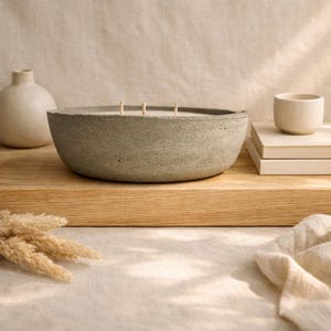 Lavendel Sojakerze in Betonschale, Minimalistisches Kerzengefäß aus Zement, Hand gegossene Duftkerze für gemütliches Zuhause Bild 1