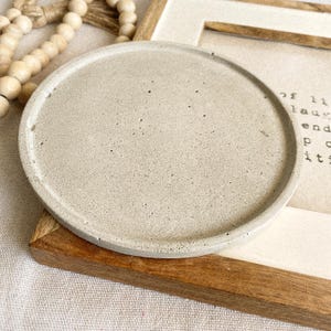 Handmade flat circular concrete tray, Minimalist small cement coaster, Modern rustic décor for coffee table, Kitchen cement fruit plate,