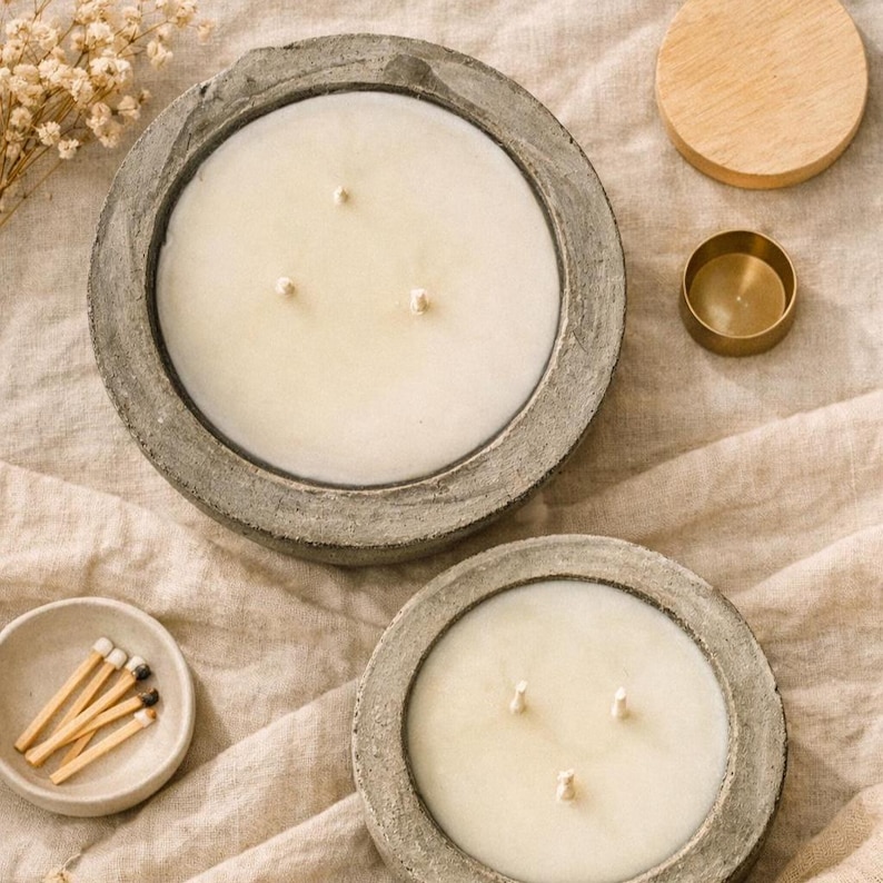Lavendel Sojakerze in Betonschale, Minimalistisches Kerzengefäß aus Zement, Hand gegossene Duftkerze für gemütliches Zuhause Bild 4