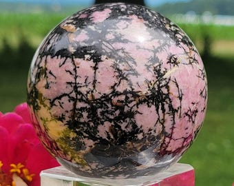 Pink Rhodonit Crystal Sphere: 5.25cm pink mit schwarzen Adern