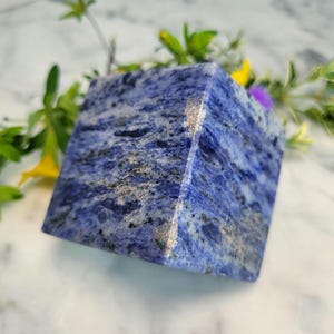 Flytande kub av lapis med pyrit: Blå med silvermetalliska detaljer (2,25 tum)
