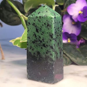 Ruby zoisietkristallen toren: 3" groen, zwart en rood sprankelend, uv, zeldzaam