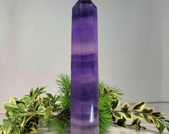 Torre di cristallo di fluorite a bande viola: 15 cm, semitrasparente viola e lavanda, reattiva ai raggi UV.