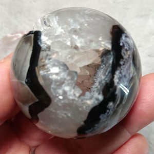 Petite sphère en agate volcanique avec grottes et portail très druzy 44 mm