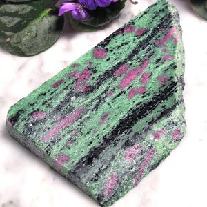 Rubin Zoisit Kristallscheibe: Funkelnder Schimmer in Rot, Grün und Schwarz, 15,5 cm