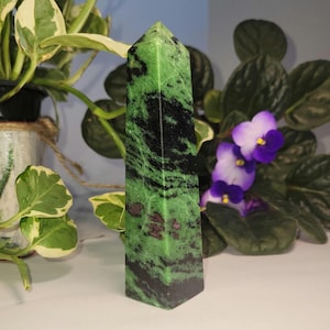Torre di cristallo di zoisite rubino: 12,4 cm Verde, nero e rosso scintillante, UV, raro
