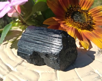 Turmalina negra en bruto; ejemplar de 2"