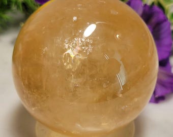 Esfera de calcita color miel: cristal de 2,2 pulgadas de color amarillo miel con reflejos iridiscentes.