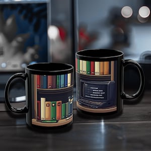 Pode incluir: Duas canecas de café pretas com um design de estante e tela de computador. As canecas apresentam uma estante cheia de livros coloridos e uma tela de computador com o texto "COFFEE", "BREW.EXE", "ENERGY.BAT", "README.TXT" e "(STEP1: DRINK COFFEE)".