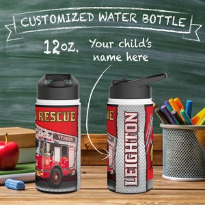 Könnte beinhalten: Zwei 350 ml Edelstahl-Wasserflaschen mit individuellen Designs. Eine Flasche zeigt ein rotes Feuerwehrauto mit den Worten "Rescue" und "Vernon" darauf. Die andere Flasche hat ein graues und weißes Diamantenmuster mit dem Namen "Leighton" in roten Buchstaben.
