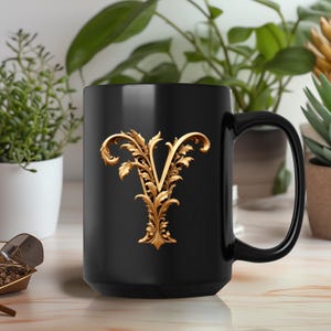Iniciales doradas V, taza con iniciales, letra decorativa, diseño 3D dorado sobre taza de cerámica negra, regalo de letras sofisticadas para un amigo o ser querido