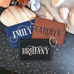 Portefeuille porte-clés personnalisé avec nom, 21 polices de caractères au choix, porte-carte d'identité minimaliste tendance, cadeau portefeuille personnalisé en cuir végétalien pour elle