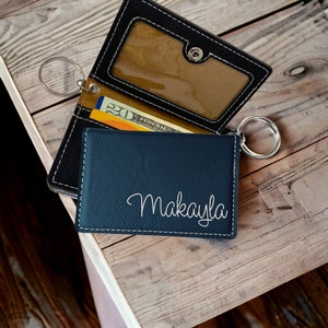 Portefeuille porte-clés avec nom dans une police de caractères tendance, porte-carte d'identité minimaliste personnalisé, cadeau portefeuille personnalisé en cuir végétalien pour elle
