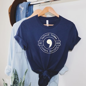 オックスフォードカンマラバーズソサエティTシャツ、英語教師へのギフト、文法愛好家シャツ、読者へのギフト、プレミアムユニセックスクルーネックTシャツ