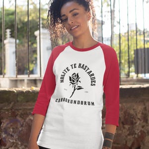 Nolite Te Bastardes Carborundorum, camiseta de béisbol unisex feminista de manga 3/4 de El cuento de la criada