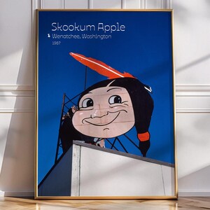 Vintage Skookum Apple Werbeschild, Wenatchee 1987, nostalgische Popkultur, amerikanische Reklame, Amerikanisches Retro Werbeschild Poster