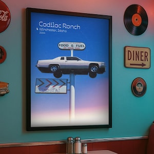Americana Nostalgie Poster | Vintage Roadside Caddy Car Sign |Retro Fotoprint für Wohnzimmer & Bar | Pop Art Wandbild | Digitaler Kunstdruck