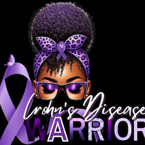 Op de afbeelding: Paarse bewustwordingslint met een vlinderontwerp en de tekst "Crohn's Disease Warrior" in een glinsterend lettertype. Een vrouw met een afrokapsel en een paarse luipaardprint hoofdband is afgebeeld in de afbeelding.