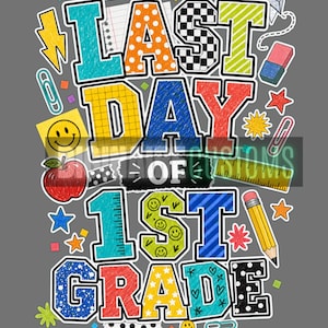 Op de afbeelding: Een kleurrijk grafisch ontwerp met de tekst "LAST DAY OF 1ST GRADE". Het ontwerp bevat verschillende schoolgerelateerde elementen zoals een potlood, appel, liniaal en paperclips, alles tegen een grijze achtergrond.