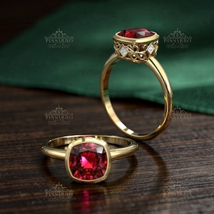 Puede incluir: Un letrero de madera rústica con el texto "Welcome to our home" en un estilo manuscrito. El letrero presenta un acabado envejecido y un diseño sencillo y acogedor, ideal para un porche o entrada.