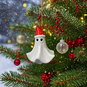 Gruselige süße Geist-Verzierung mit Weihnachtsmütze, Creepmas & Gothic Weihnachtsbaum-Dekor, handbemalte Harzfigur, ein alternatives Weihnachtsgeschenk