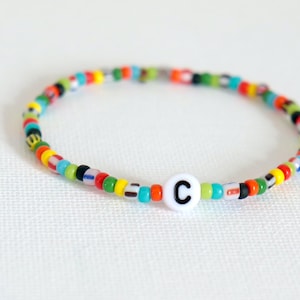 Pulseira de miçangas coloridas com inicial personalizável, pulseira elástica fina para ela ou ele, ideia de presente