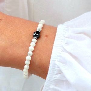 Pulsera de mujer con piedras howlita y letra personalizable en elástico, pulsera 5 tallas a elegir, regalos para ella