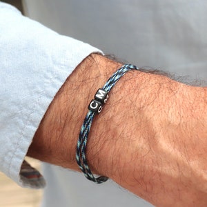 Aanpasbare armband met twee initialen op een koord, verstelbare surfarmband, kleuren om uit te kiezen voor dames of heren, cadeaus voor haar en hem