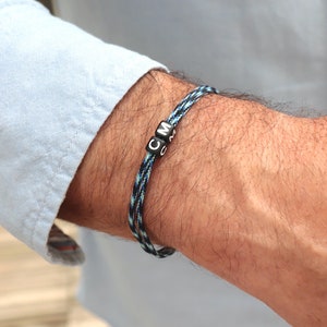 Personalisiertes Armband mit zwei Initialen an einer Kordel, verstellbares Surf-Armband in verschiedenen Farben für Damen und Herren, Geschenkidee für Sie und Ihn