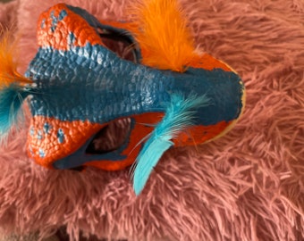 Geprüfte gefiederte Dino Maske orange blau