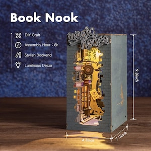 Op de afbeelding: Een doe-het-zelf Boekenhoek met een "Magic House" thema. De houten boekensteun heeft een gedetailleerde straatsc&egrave;ne met verlichte elementen. Het is 25 cm hoog, 18 cm breed en 11 cm diep. De montagetijd is ongeveer 6 uur.