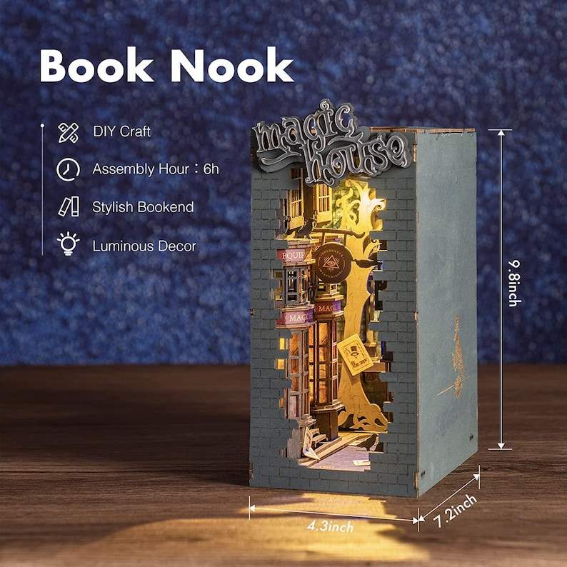 Op de afbeelding: Een doe-het-zelf Boekenhoek met een "Magic House" thema. De houten boekensteun heeft een gedetailleerde straatsc&egrave;ne met verlichte elementen. Het is 25 cm hoog, 18 cm breed en 11 cm diep. De montagetijd is ongeveer 6 uur.