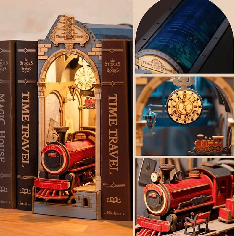 Op de afbeelding: Een houten boekenhoek met een rode trein in een station, met de woorden "Time Travel" op de rug. De sc&egrave;ne bevat een klok en een miniatuurtrein, met een warme, uitnodigende gloed.