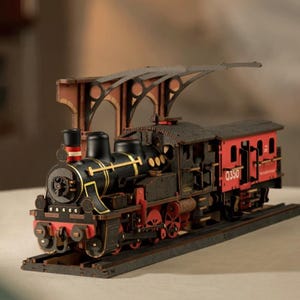 Puede incluir: Modelo de madera detallado de un tren de vapor antiguo, con detalles en negro y rojo. El modelo incluye una locomotora, un vagón de pasajeros y una vía férrea. El tren tiene detalles intrincados, incluyendo ruedas, una chimenea y un techo. El vagón tiene el número "Q350".