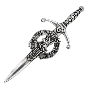 Peut inclure: Une épingle de kilt en argent avec une tête de cerf et les mots "Sapient Er Is Sincere" dans un cercle.